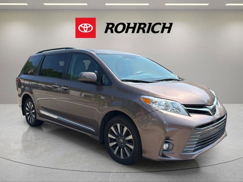 Used 2020 Toyota Sienna XLE Premium AWD/4WD image 4