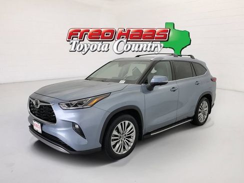 Used 2023 Toyota Highlander Platinum FWD image 1