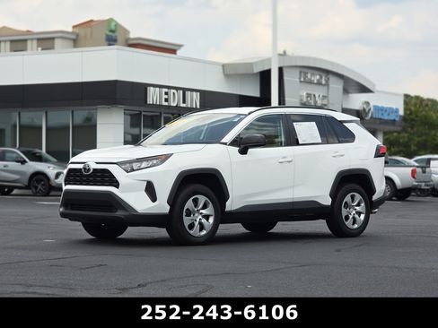 Used 2021 Toyota RAV4 LE FWD image 3