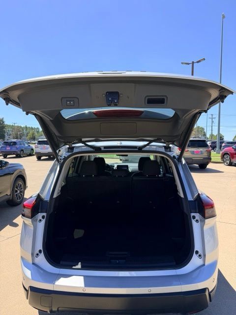 Used 2024 Nissan Rogue SV AWD/4WD image 14