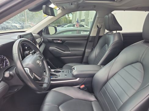 Used 2022 Toyota Highlander XLE FWD image 24