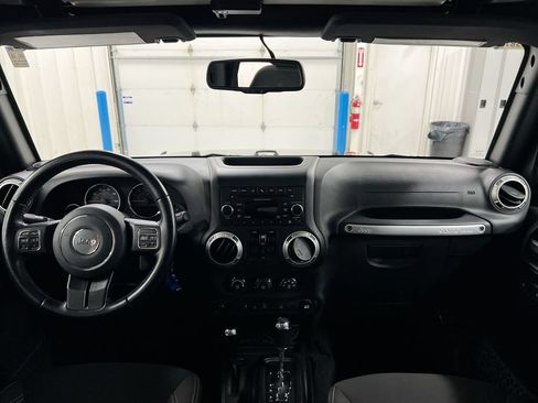 Used 2017 Jeep Wrangler Unlimited Sahara w/ Connectivity Group AWD/4WD image 10