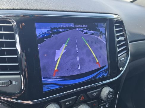 Used 2019 Jeep Grand Cherokee Laredo RWD image 13