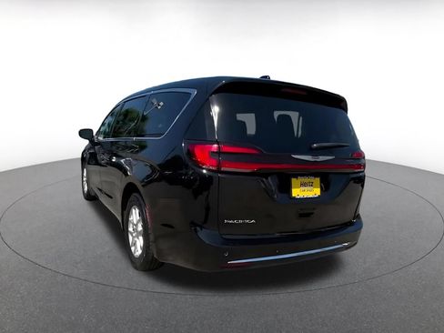 Used 2024 Chrysler Pacifica Touring-L FWD image 10
