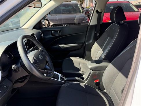 Used 2024 Hyundai Venue Limited image 7