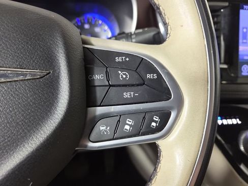 Used 2017 Chrysler Pacifica Limited w/ Advanced Safetytec Group FWD image 24