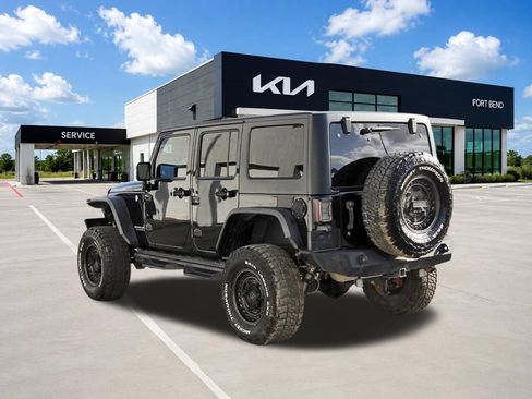 Used 2017 Jeep Wrangler Unlimited Rubicon w/ Connectivity Group AWD/4WD image 7