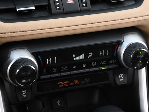 Used 2022 Toyota RAV4 XLE Premium image 18