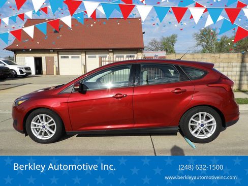 Used 2016 Ford Focus SE FWD image 1