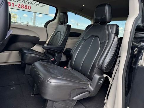 Used 2020 Chrysler Voyager Lxi FWD image 10
