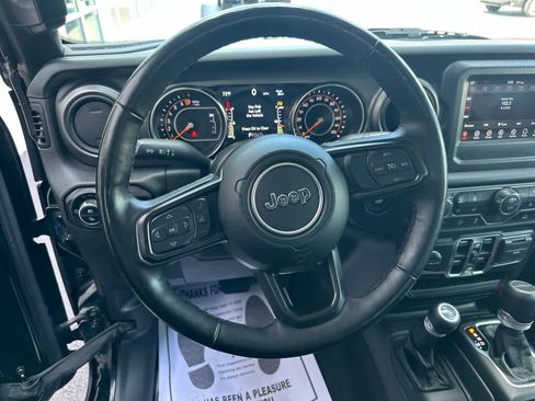 Used 2021 Jeep Gladiator Sport image 9