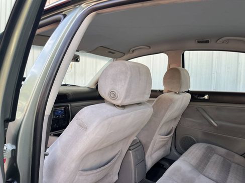 Used 2002 Volkswagen Passat GLS FWD image 12