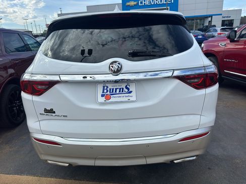 Used 2023 Buick Enclave Essence image 5