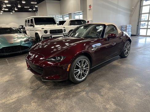Used 2025 MAZDA MX-5 Miata RWD image 2