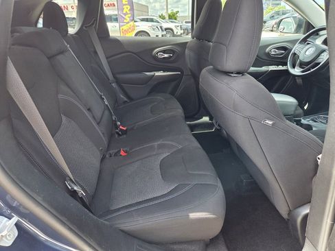 Used 2019 Jeep Cherokee Latitude w/ Cold Weather Group AWD/4WD image 14