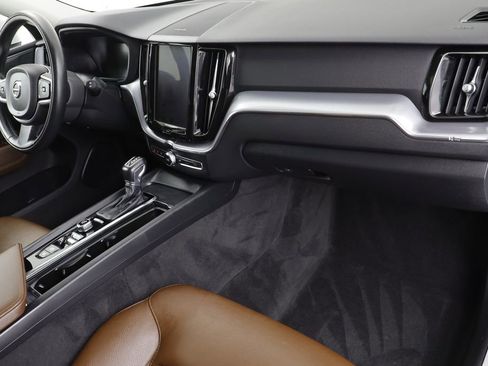 Used 2020 Volvo XC60 T5 Momentum image 20