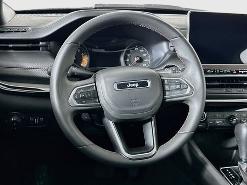 Used 2025 Jeep Compass Trailhawk AWD/4WD image 18