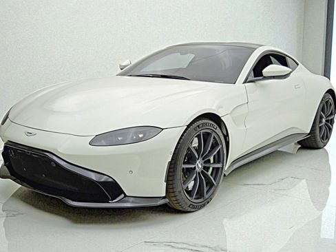 Used 2019 Aston Martin V8 Vantage Coupe image 2