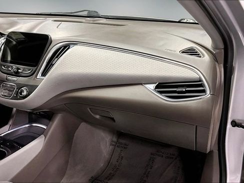 Used 2020 Chevrolet Malibu LT FWD image 23