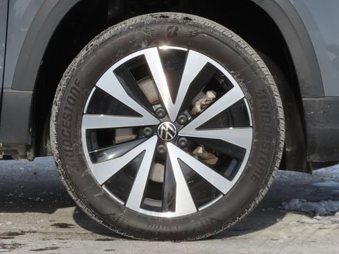 Used 2023 Volkswagen Taos SE w/ Panoramic Sunroof Package image 14