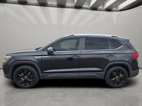 Used 2023 Volkswagen Taos SE w/ Panoramic Sunroof Package FWD image 2