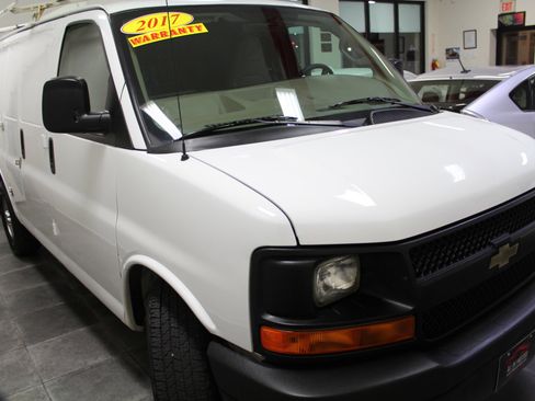 Used 2017 Chevrolet Express 2500 image 3