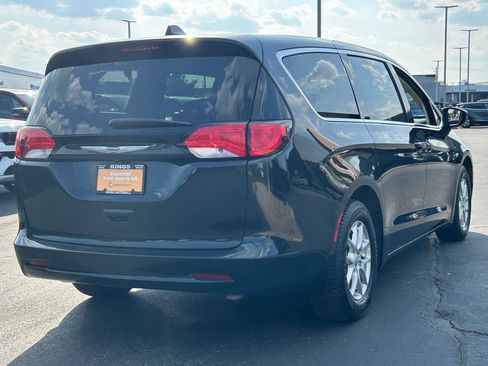 Used 2023 Chrysler Voyager LX FWD image 7