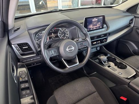 Used 2024 Nissan Rogue SV FWD image 3