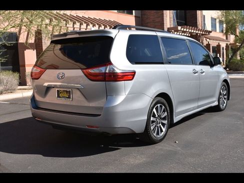 Used 2018 Toyota Sienna Limited Premium w/ Preferred Accessory Package FWD image 7