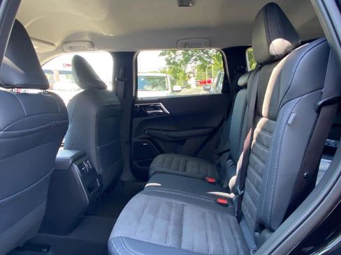 New 2025 Mitsubishi Outlander SE image 13