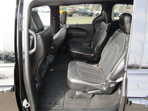 Used 2025 Chrysler Pacifica Limited FWD image 20