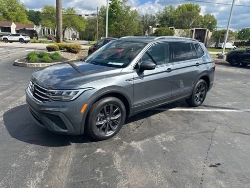 Used 2023 Volkswagen Tiguan SE AWD/4WD image 1