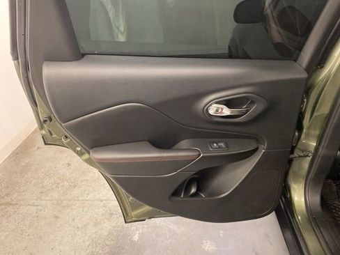 Used 2019 Jeep Cherokee Trailhawk w/ Comfort/Convenience Group AWD/4WD image 25