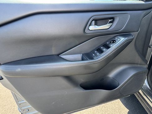 Used 2024 Nissan Rogue SV AWD/4WD image 8