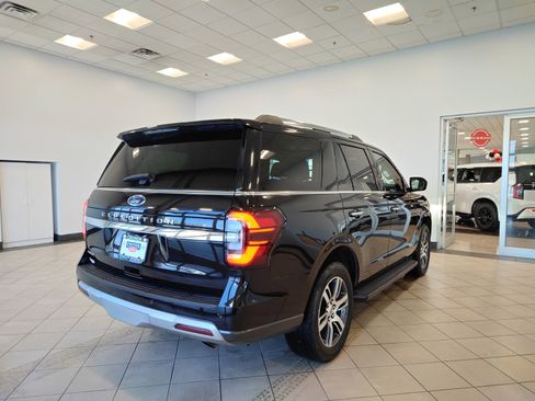Used 2024 Ford Expedition Limited AWD/4WD image 3