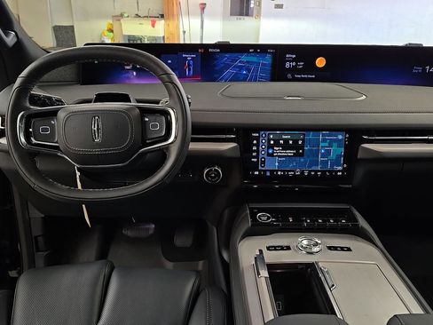 New 2025 Lincoln Navigator Reserve w/ Jet Appearance Package image 2