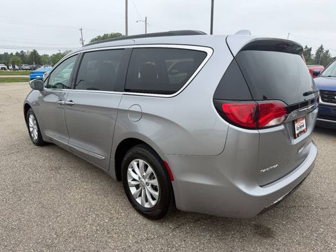 Used 2017 Chrysler Pacifica Touring-L FWD image 3