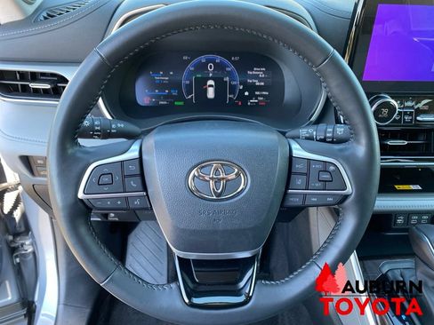 Used 2023 Toyota Highlander Platinum AWD/4WD image 44