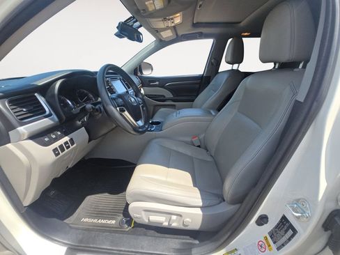 Used 2016 Toyota Highlander Limited w/ Driver Technology Package AWD/4WD image 10