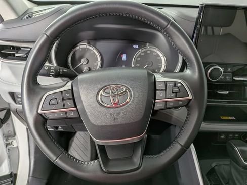 Used 2023 Toyota Highlander XLE AWD/4WD image 19
