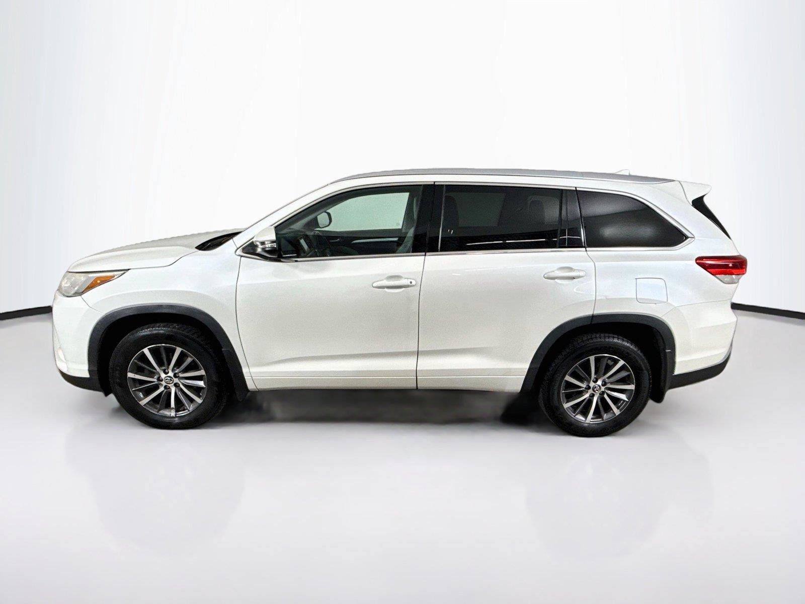 Used 2017 Toyota Highlander XLE AWD/4WD image 2