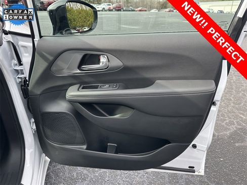 Used 2025 Chrysler Pacifica Select image 15