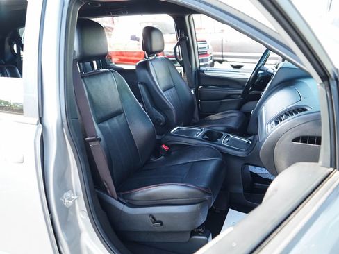 Used 2019 Dodge Grand Caravan GT FWD image 12