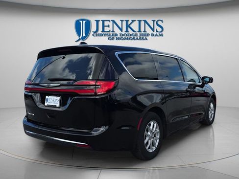 Certified 2024 Chrysler Pacifica Touring-L image 7