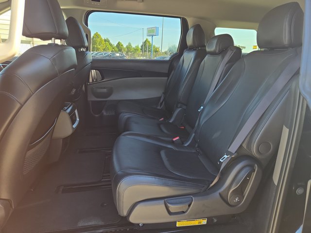 Used 2025 Kia Carnival FWD image 26