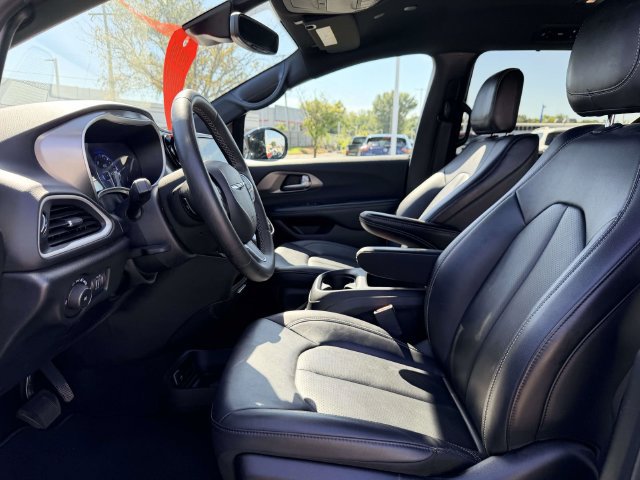 Used 2025 Chrysler Pacifica Select FWD image 16