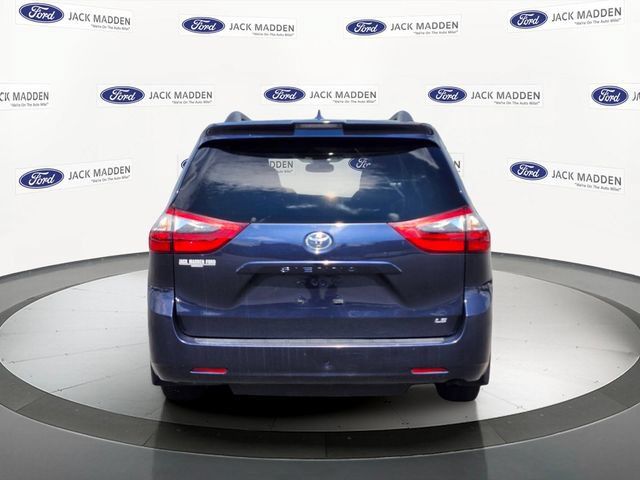 Used 2020 Toyota Sienna LE w/ LE Preferred Package FWD image 4