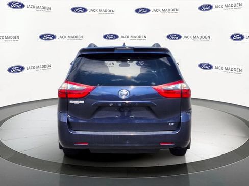 Used 2020 Toyota Sienna LE w/ LE Preferred Package FWD image 4