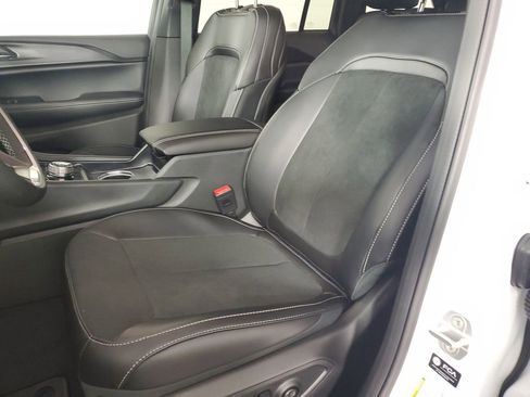 New 2025 Jeep Grand Cherokee Altitude image 12