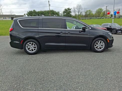 Used 2023 Chrysler Pacifica Touring-L FWD image 8